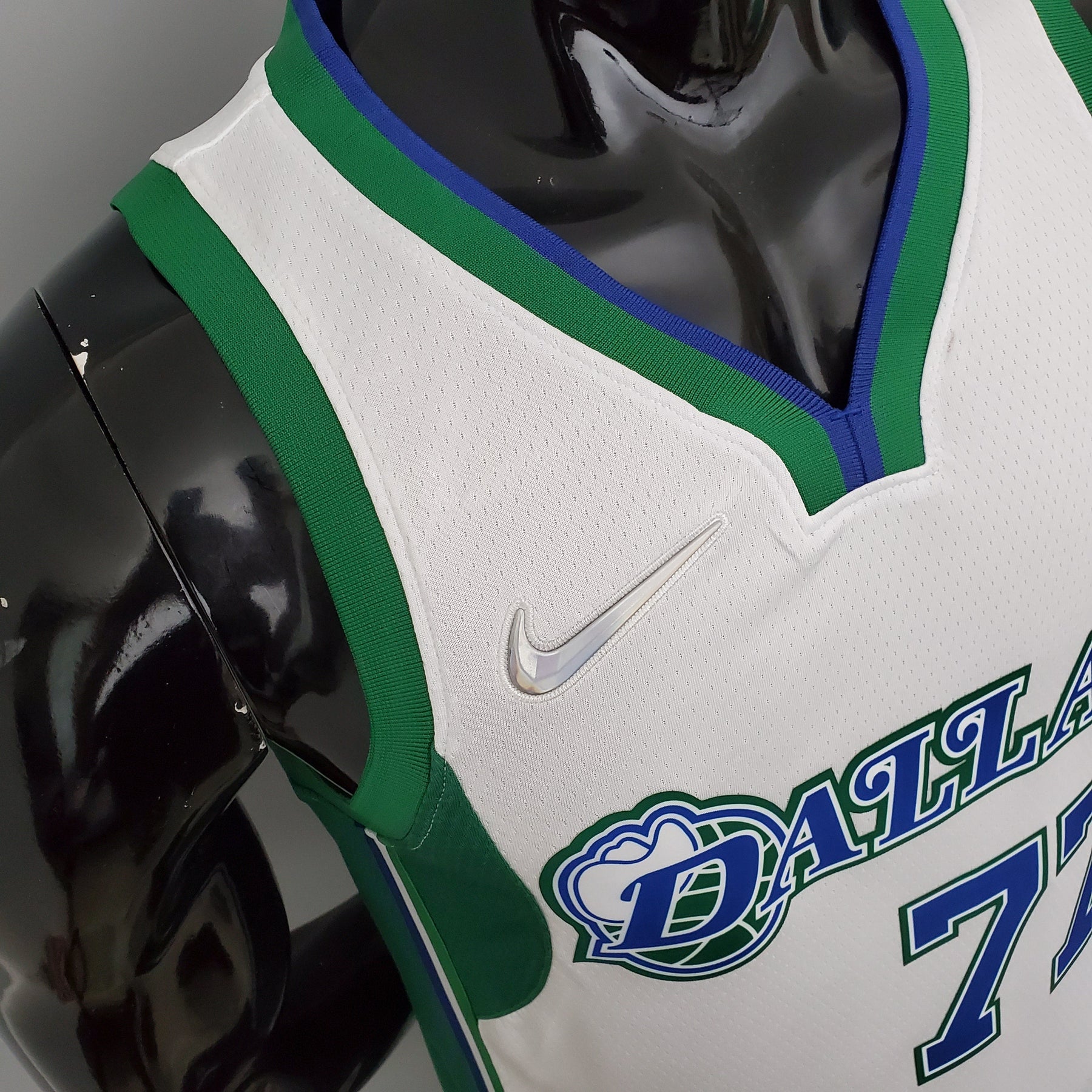 Regata NBA Dallas Mavericks - Doncic #77 City Edition White and Green