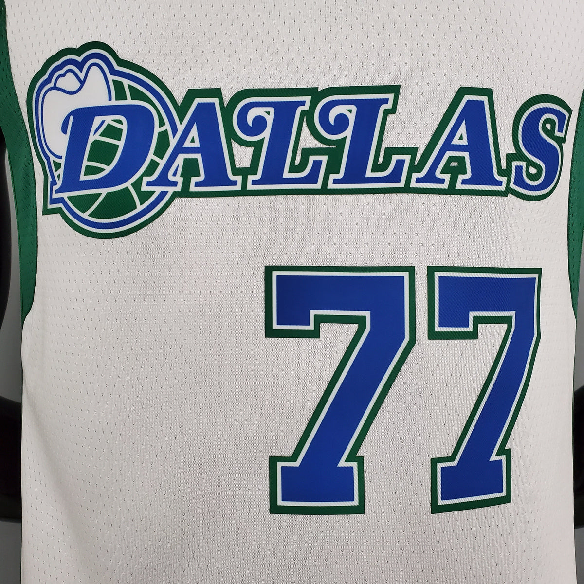 Regata NBA Dallas Mavericks - Doncic #77 City Edition White and Green