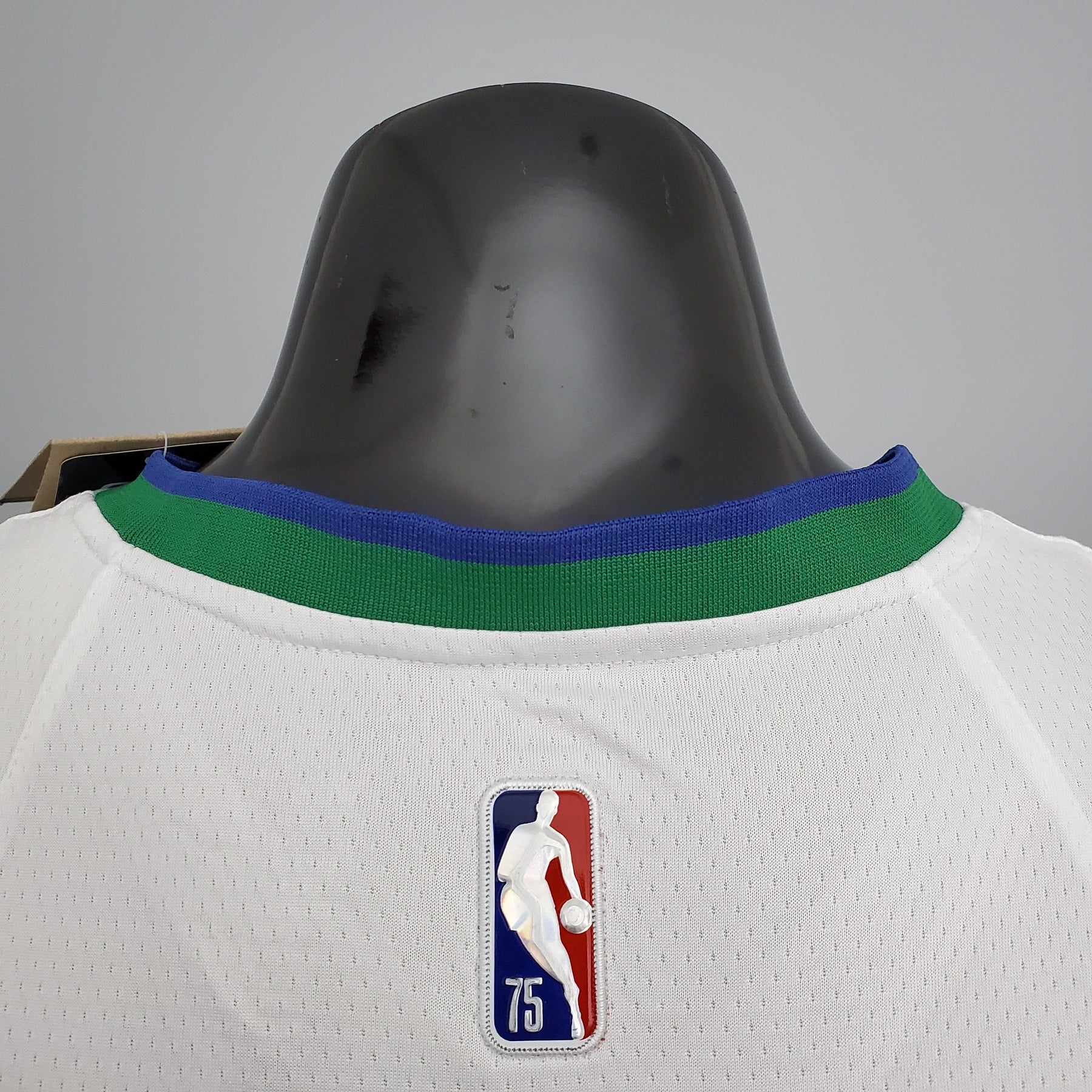 Regata NBA Dallas Mavericks - Doncic #77 City Edition White and Green